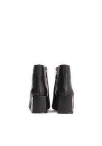 Kazar - Czarne skórzane botki na modnym wystającym obcasie. Wysokość cholewki: za kostkę. Kolor: czarny. Materiał: skóra. Szerokość cholewki: normalna. Obcas: na obcasie. Wysokość obcasa: średni #5