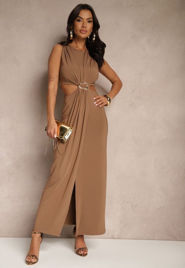 Renee - Brązowa Sukienka z Wiskozą Metalową Ozdobą i Wycięciami po Bokach Odivane. Kolor: brązowy. Materiał: wiskoza. Wzór: aplikacja