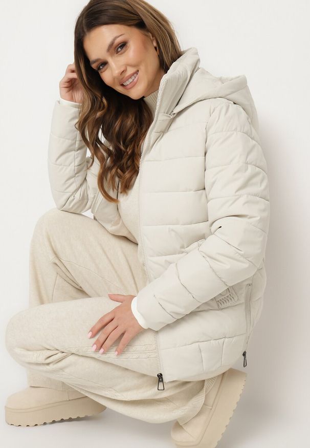 Born2be - Jasnobeżowa Pikowana Kurtka ze Ściągaczem w Pasie i Odpinanym Kapturem Valentissa. Okazja: na co dzień. Kolor: beżowy. Materiał: jeans. Styl: casual, klasyczny