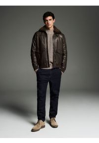 Reserved - Jeansy chino slim fit - granatowy. Kolor: niebieski