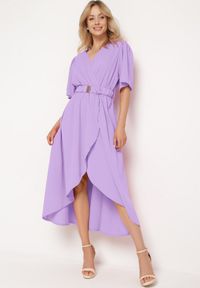 Born2be - Fioletowa Rozkloszowana Sukienka Kopertowa z Gumką w Talii i Ozdobnym Paskiem Vasena. Kolor: fioletowy. Typ sukienki: kopertowe. Styl: elegancki #1