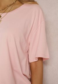 Renee - Jasnoróżowy T-shirt Eraela. Kolekcja: plus size. Kolor: różowy. Materiał: tkanina, bawełna. Długość rękawa: krótki rękaw. Długość: krótkie. Styl: klasyczny