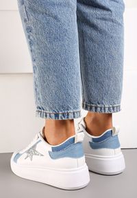 Renee - Biało-Niebieskie Sneakersy Ozdobione Brokatem na Niskiej Platformie Leonare. Kolor: biały. Materiał: jeans. Wzór: aplikacja. Obcas: na platformie