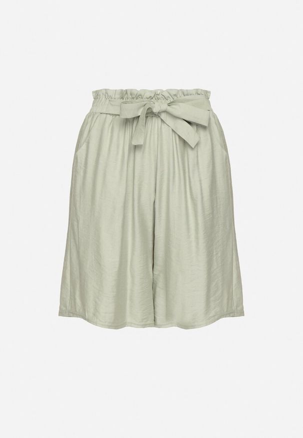 Born2be - Zielone Wiskozowe Szorty z Wysokim Stanem i Paskiem Lumovelle. Okazja: na co dzień. Stan: podwyższony. Kolor: zielony. Materiał: wiskoza. Styl: casual, elegancki
