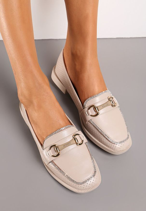 Born2be - Beżowe Półbuty Loafersy Ozdobione Klamrą Cyrkoniami i Perforacją Jalessa. Zapięcie: klamry. Kolor: beżowy. Materiał: dzianina. Wzór: aplikacja. Sezon: jesień, wiosna. Styl: elegancki