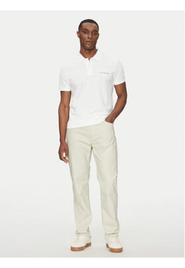Calvin Klein Jeans Polo Monologo J30J325664 Biały Regular Fit. Typ kołnierza: polo. Kolor: biały. Materiał: bawełna