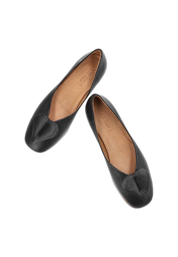 Czarne Baleriny Venezia Skórzane Buty Damskie. Zapięcie: bez zapięcia. Kolor: czarny. Materiał: skóra. Szerokość cholewki: normalna. Wzór: aplikacja. Sezon: lato, wiosna. Styl: wizytowy
