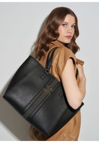 Ochnik - Torebka damska z lampasami i logo. Kolor: czarny. Wzór: aplikacja. Materiał: skórzane. Rodzaj torebki: na ramię #5