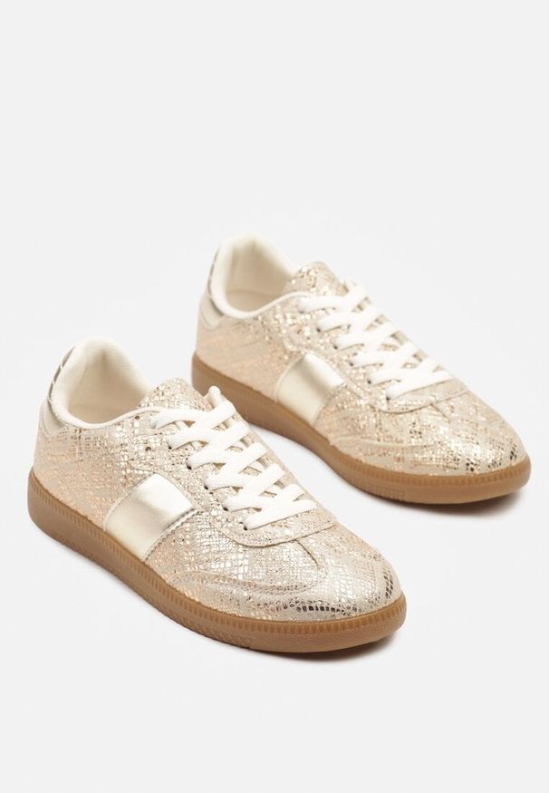 Renee - Złote Wężowe Sneakersy Tenisówki w Kultowym Stylu Neolithaen. Okazja: na co dzień. Zapięcie: sznurówki. Kolor: złoty. Materiał: jeans