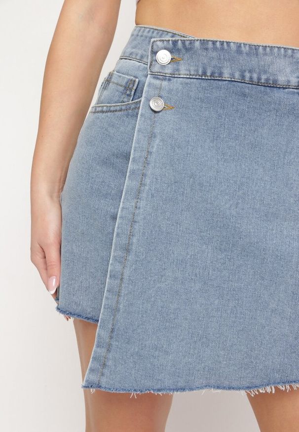 Born2be - Ciemnoniebieskie Jeansowe Szorty Imitujące Spódniczkę Mini z Asymetryczną Zakładką Moonfia. Kolor: niebieski. Materiał: jeans. Sezon: lato, wiosna. Styl: klasyczny