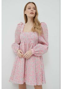 Custommade sukienka Jenny kolor różowy mini rozkloszowana. Typ kołnierza: dekolt w karo. Kolor: różowy. Długość rękawa: długi rękaw. Typ sukienki: rozkloszowane. Długość: mini