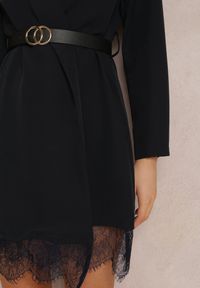 Renee - Granatowa Sukienka Mylocles. Typ kołnierza: kolnierz wykładany. Kolor: niebieski. Materiał: koronka, tkanina. Wzór: koronka. Typ sukienki: kopertowe. Długość: mini #3