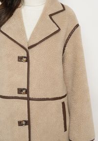 Born2be - Beżowy Jednorzędowy Płaszcz z Futerka Typu Baranek z Ozdobnymi Przeszyciami Zinnamira. Okazja: na co dzień. Kolor: beżowy. Materiał: futro. Długość rękawa: długi rękaw. Długość: długie. Styl: wizytowy, casual, klasyczny, elegancki #5
