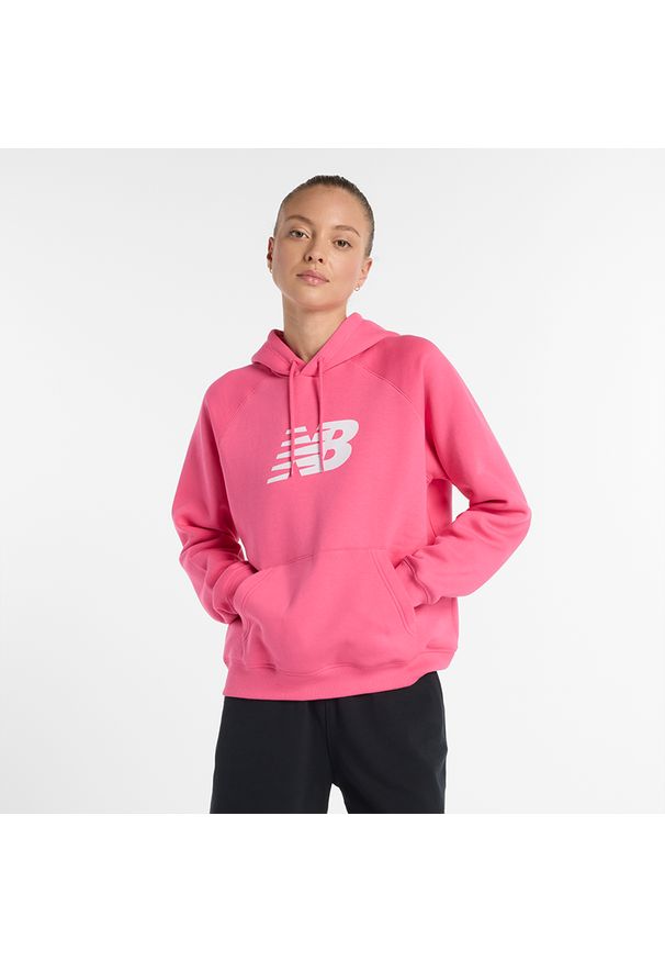 Bluza damska New Balance WT43524DAB – różowa. Okazja: na co dzień. Kolor: różowy. Materiał: bawełna, poliester, dresówka, prążkowany. Styl: klasyczny, casual