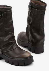 Renee - Brązowe Botki Biker Boots z Cholewką Imitującą Nogawkę z Klamerką Veresta. Kolor: brązowy. Materiał: koronka. Szerokość cholewki: normalna. Wzór: aplikacja #7