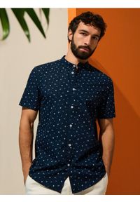 Sinsay - Koszula regular fit ze stójką - granatowy. Typ kołnierza: kołnierzyk stójkowy. Kolor: niebieski #1