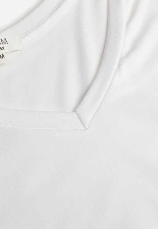 Renee - Biały Wiskozowy T-shirt z Dekoltem V Eupharis. Okazja: na co dzień. Typ kołnierza: dekolt w kształcie V. Kolor: biały. Materiał: wiskoza. Styl: casual, elegancki