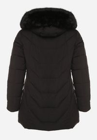 Born2be - Czarna Pikowana Kurtka Zimowa z Kapturem i Futrem z Możliwością Odpięcia Fedrika. Okazja: na co dzień. Typ kołnierza: kaptur. Kolekcja: plus size. Kolor: czarny. Materiał: futro. Sezon: zima. Styl: casual #6