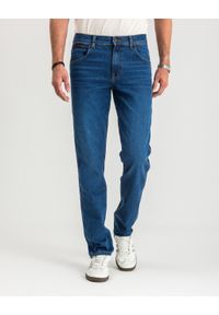 Wrangler - MĘSKIE SPODNIE JEANSOWE WRANGLER TEXAS SLIM GAME ON W12ST112E 112126517. Długość: krótkie. Wzór: jednolity, napisy, aplikacja. Sezon: lato. Styl: klasyczny, retro #5