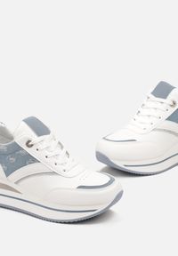 Renee - Biało-Niebieskie Sznurowane Sneakersy z Ekoskóry z Błyszczącymi Wstawkami Fiviara. Okazja: na co dzień. Zapięcie: pasek. Kolor: biały. Szerokość cholewki: normalna. Wzór: paski #3