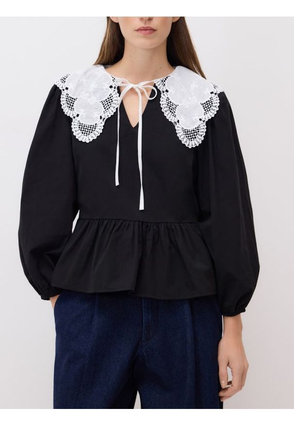 Reserved - Bluzka z koronkowym kołnierzem - czarny. Kolor: czarny. Materiał: koronka. Wzór: gładki