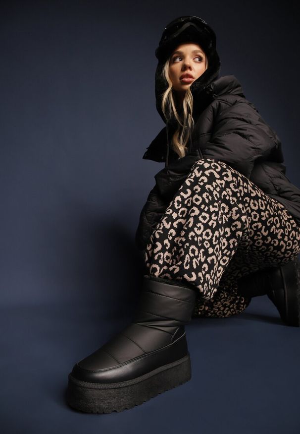 Renee - Czarne Śniegowce Vices na Platformie Ozdobione Pikowaniem Inathoria. Okazja: na co dzień. Kolor: czarny. Materiał: puch. Wzór: aplikacja. Sezon: zima. Obcas: na platformie. Styl: elegancki, casual