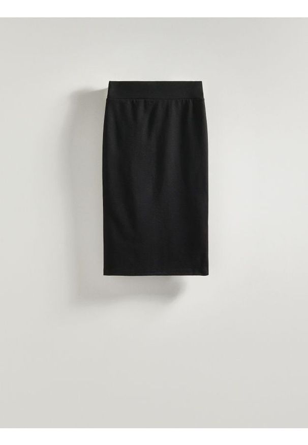 Reserved - Gładka spódnica midi - czarny. Kolor: czarny. Materiał: dzianina, wiskoza. Wzór: gładki