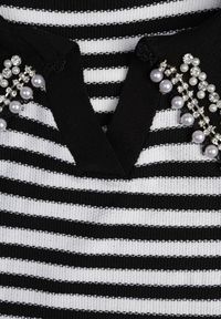 Renee - Czarno-Biała Wiskozowa Bluzka w Paski ze Zdobieniami na Kołnierzyku Veniala. Okazja: na spotkanie biznesowe. Kolor: czarny. Materiał: wiskoza. Długość rękawa: krótki rękaw. Długość: krótkie. Wzór: aplikacja, paski. Styl: biznesowy, elegancki, retro #6