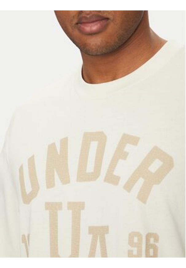 Under Armour T-Shirt Heavyweight Varsity 1390179 Beżowy Oversize. Kolor: beżowy. Materiał: bawełna, syntetyk