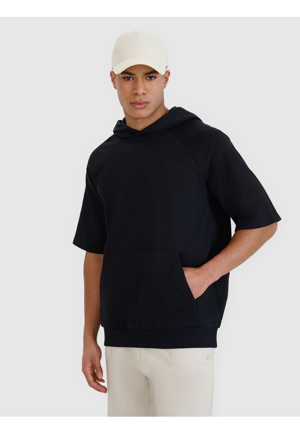 4f - 4F Bluza dresowa z krótkim rękawem z kapturem męska - czarna XXL. Okazja: na co dzień. Typ kołnierza: kaptur. Kolor: czarny. Materiał: dresówka. Długość rękawa: krótki rękaw. Długość: krótkie. Wzór: gładki, ze splotem. Styl: casual, sportowy