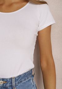 Renee - Białe Body Auxothee. Kolor: biały. Materiał: materiał, bawełna, jeans. Długość rękawa: krótki rękaw. Długość: krótkie. Wzór: gładki. Sezon: lato #5
