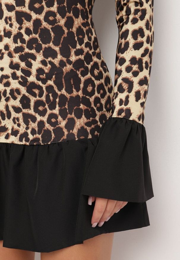 Born2be - Brązowa Taliowana Sukienka w Panterkę ze Stójką i Falbankami Poladi. Okazja: na co dzień. Typ kołnierza: kołnierz z falbankami, kołnierzyk stójkowy. Kolor: brązowy. Długość rękawa: długi rękaw. Wzór: motyw zwierzęcy. Typ sukienki: dopasowane. Styl: casual, elegancki, klasyczny