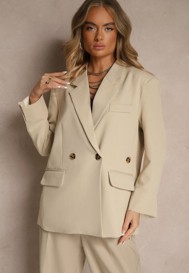 Renee - Jasnobeżowa Pudełkowa Marynarka Oversize o Dwurzędowym Fasonie z Dodatkowym Guzikiem Pasmira. Okazja: na co dzień. Kolor: beżowy. Materiał: jeans. Wzór: aplikacja. Styl: elegancki, casual