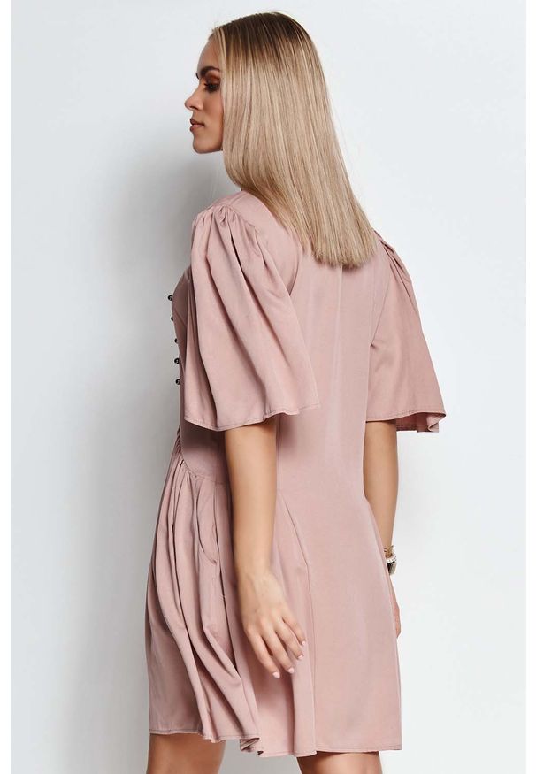 Makadamia - Rozkloszowana Sukienka z Metalowymi Dżetami - Różowa. Kolor: różowy. Materiał: wiskoza