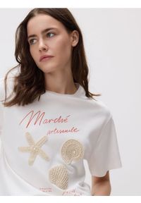 Reserved - T-shirt z crochetową aplikacją - kremowy. Kolor: kremowy. Materiał: bawełna. Wzór: aplikacja #1