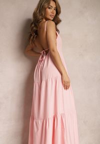 Renee - Różowa Sukienka o Rozkloszowanym Fasonie Wiązana i Wykończona Gumką z Tyłu Hililena. Okazja: na co dzień. Kolor: różowy. Styl: elegancki, casual