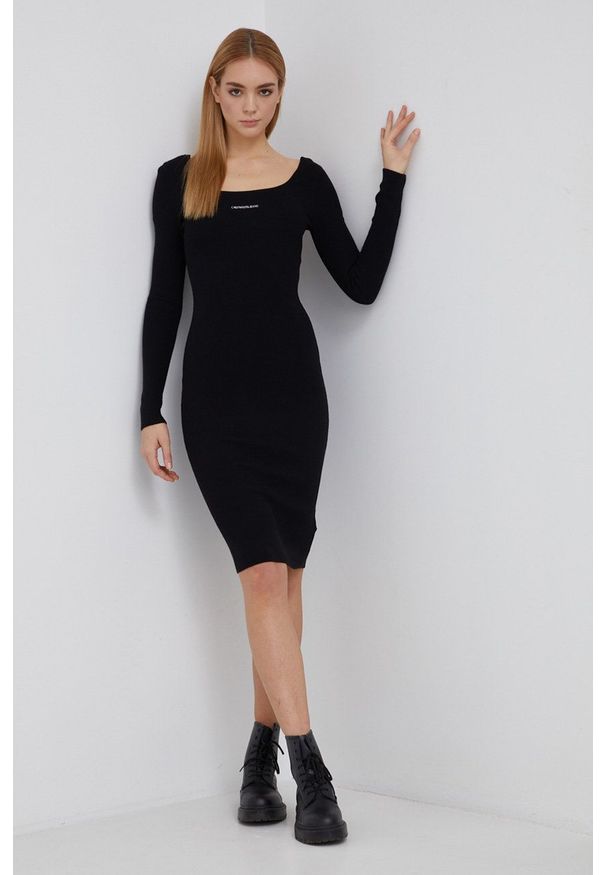 Calvin Klein Jeans Sukienka kolor czarny mini dopasowana. Kolor: czarny. Materiał: dzianina. Długość rękawa: długi rękaw. Wzór: gładki. Typ sukienki: dopasowane. Długość: mini