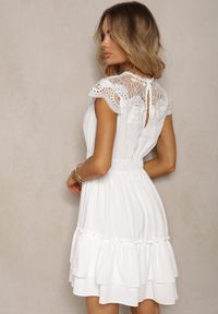 Renee - Biała Rozkloszowana Sukienka Midi z Gumką w Talii i Koronkowym Dekoltem Panita. Kolor: biały. Materiał: koronka. Styl: boho. Długość: midi