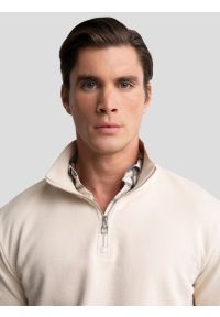 Big-Star - Bluza męska ze stójką kremowa Salih 103. Okazja: na co dzień. Typ kołnierza: kołnierzyk stójkowy. Kolor: biały. Materiał: dzianina, skóra, bawełna, wiskoza. Wzór: aplikacja. Styl: wizytowy, casual, elegancki #7
