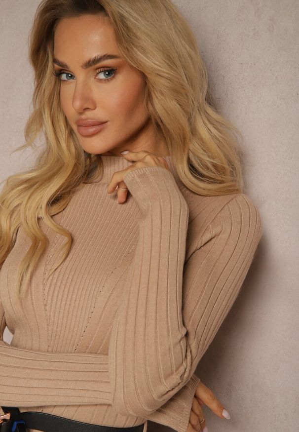 Renee - Ciemnobeżowa Dzianinowa Sukienka z Eleganckim Paskiem i Dodatkiem Wełny Nirillia. Okazja: na co dzień. Kolor: beżowy. Materiał: wełna, dzianina. Długość rękawa: długi rękaw. Wzór: aplikacja. Typ sukienki: proste, dopasowane. Styl: elegancki