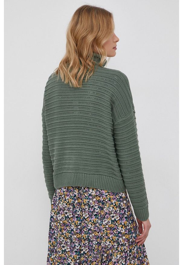Vero Moda Sweter damski kolor zielony z golfem. Typ kołnierza: golf. Kolor: zielony. Materiał: dzianina, bawełna. Długość rękawa: długi rękaw. Długość: długie. Wzór: ze splotem