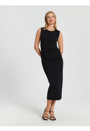 miii Czarna sukienka midi z krótkim rękawem Kolor czarny - MOHITO