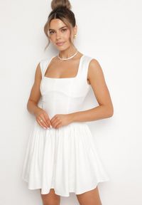Born2be - Biała Rozkloszowana Sukienka Ozdobiona Kwadratowym Dekoltem Halelira. Okazja: na co dzień. Typ kołnierza: dekolt kwadratowy. Kolor: biały. Materiał: jeans. Wzór: aplikacja. Sezon: wiosna. Styl: elegancki, casual #5