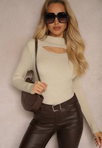 Renee - Beżowy Prążkowany Golf z Dekoltem Ozdobionym Cyrkoniami i Wycięciem Meriannes. Okazja: na co dzień. Typ kołnierza: golf. Kolor: beżowy. Materiał: prążkowany. Wzór: aplikacja. Styl: casual, elegancki #3