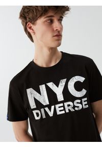 Diverse - T-shirt męski z nadrukiem NY CITY 04 S1829 -. Kolor: czarny. Materiał: bawełna. Wzór: nadruk