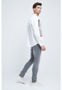 medicine - Medicine koszula bawełniana męska kolor biały relaxed z kołnierzykiem klasycznym. Typ kołnierza: kołnierzyk klasyczny. Kolor: biały. Materiał: bawełna. Długość rękawa: długi rękaw. Długość: długie. Wzór: nadruk. Styl: klasyczny #2