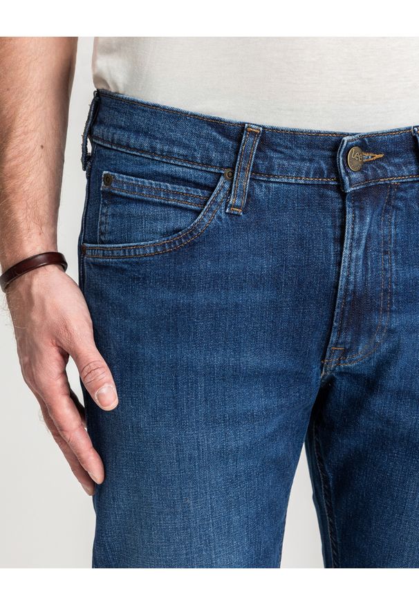 Lee - LEE DAREN MĘSKIE SPODNIE JEANSOWE REGULAR STRAIGHT L707KNDD 112118219. Okazja: na co dzień, do pracy. Długość: krótkie. Wzór: jednolity, napisy. Sezon: wiosna, jesień, lato. Styl: casual, klasyczny