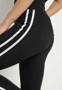 Born2be - Czarne Elastyczne Legginsy z Efektem Push-Up Ozdobione Lampasami Akeria. Okazja: na co dzień. Kolor: czarny. Wzór: aplikacja. Styl: sportowy, casual #5