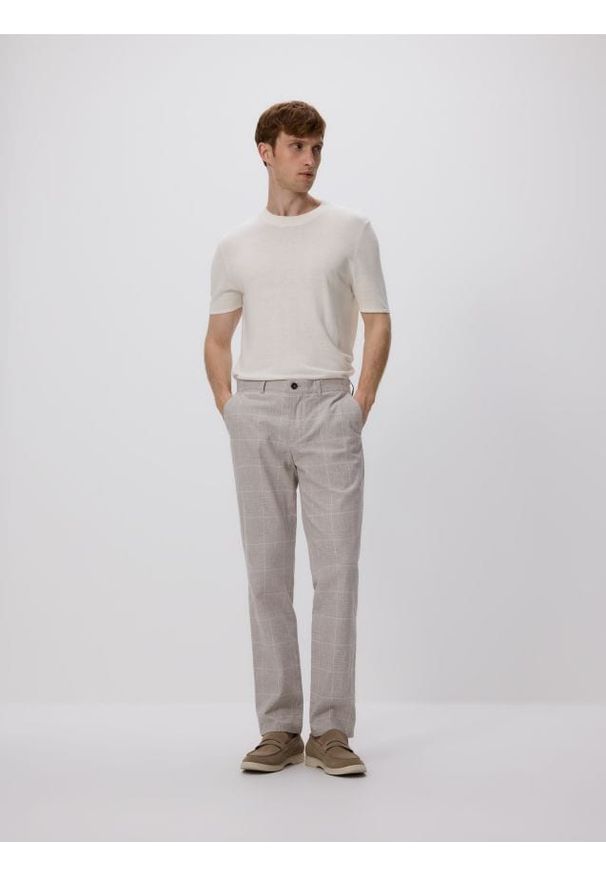 Reserved - Spodnie chino slim z lnem - brązowy. Kolor: brązowy. Materiał: len