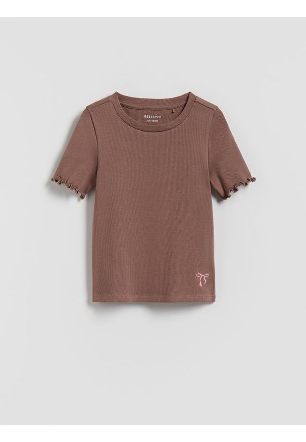 Reserved - Prążkowany t-shirt z haftem - beżowy. Kolor: beżowy. Materiał: prążkowany. Wzór: haft